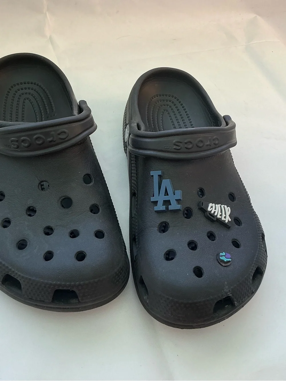 CROCS Unisex Black Clogs with LA Charm and Decorative Jibbitz